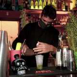 �Il locale � stato aperto nel 2016 dal proprietario Ferdinando Longobardi � spiega mentre prepara un drink � e unisce il bere alla musica latino-americana che diffondiamo attraverso dei dj set. Per quanto riguarda noi gestori, posso dire che viviamo �al contrario�, proprio come i pipistrelli e i vampiri� 